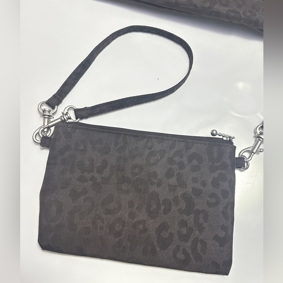 Baggallini Nylon Brown Leopard Print Crossbody w/matching Wristlet - Picture 5 of 15